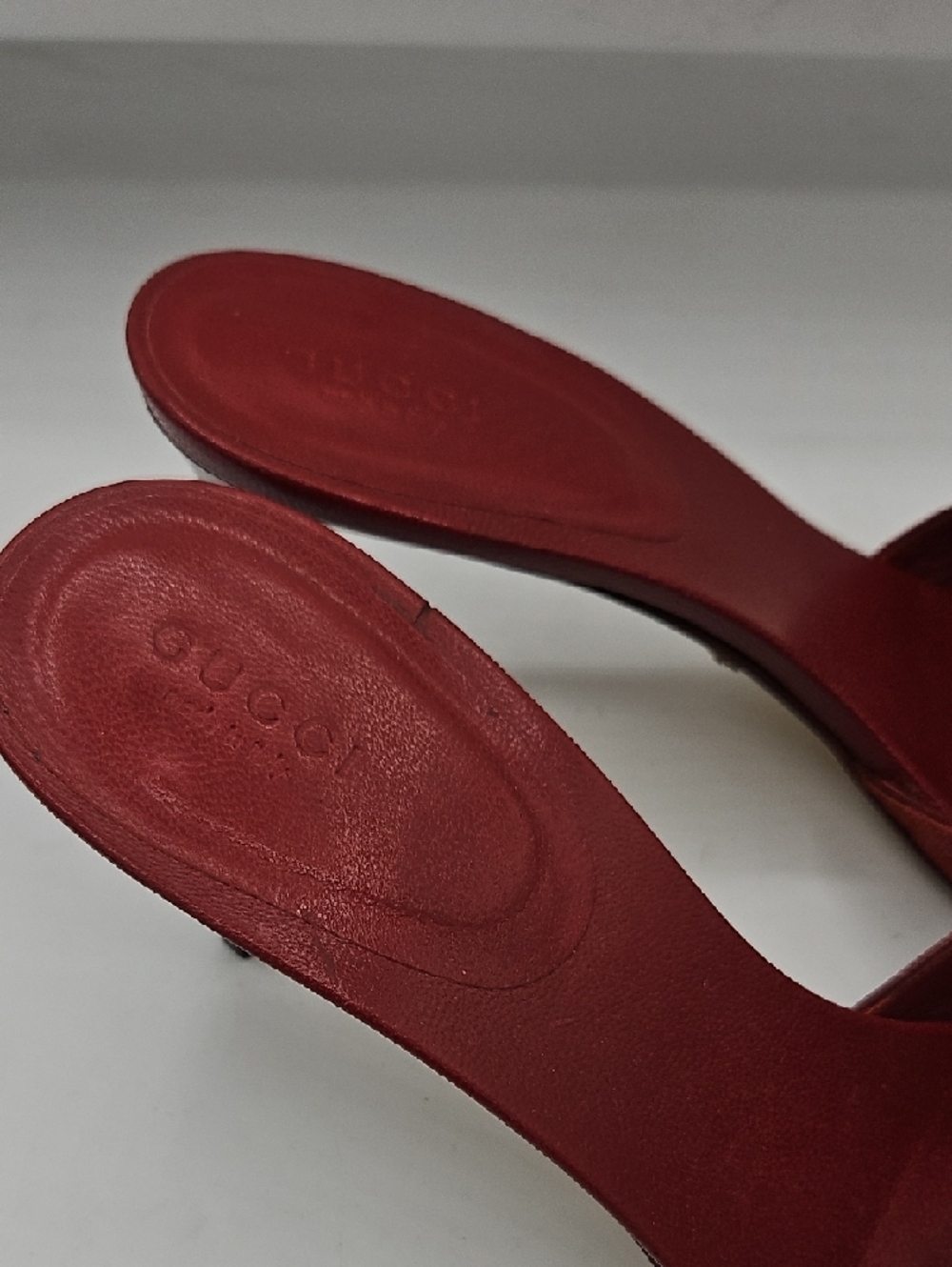 Gucci Red Leather Knot Slide Heels with Gold-Tone Detail - Picture 10 of 17